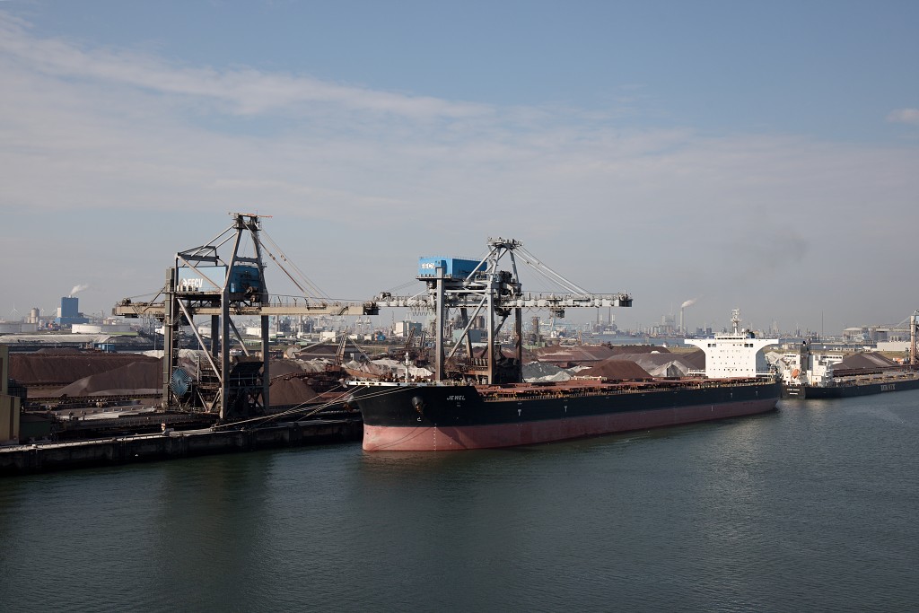 europoort maasvlakte rotterdam botlek haven scheepvaart industrie fabrieken marine transport overslag terminal portlantis ferry centrale